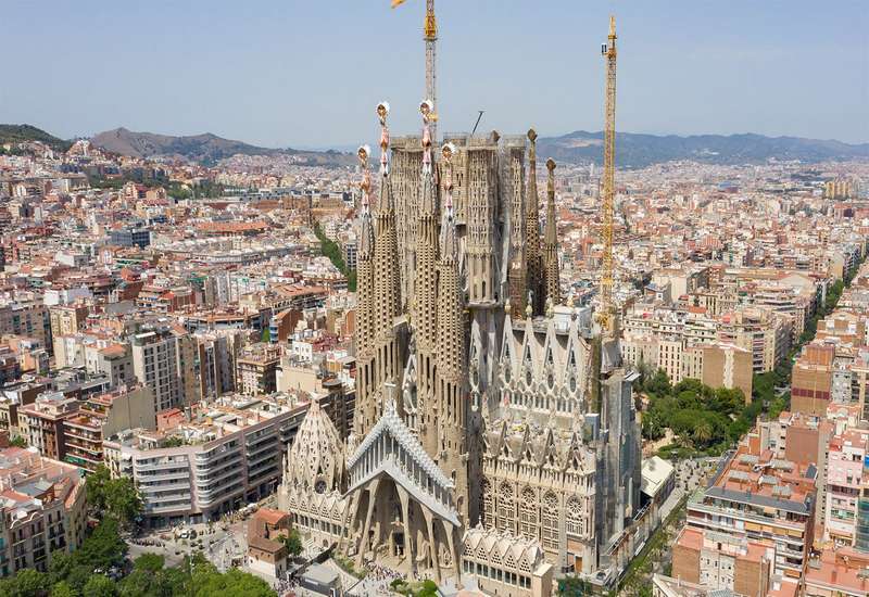 Barcelona là một thành phố thu hút du khách từ khắp nơi trên thế giới Barcelona là một thành phố thu hút du khách từ khắp nơi trên thế giới