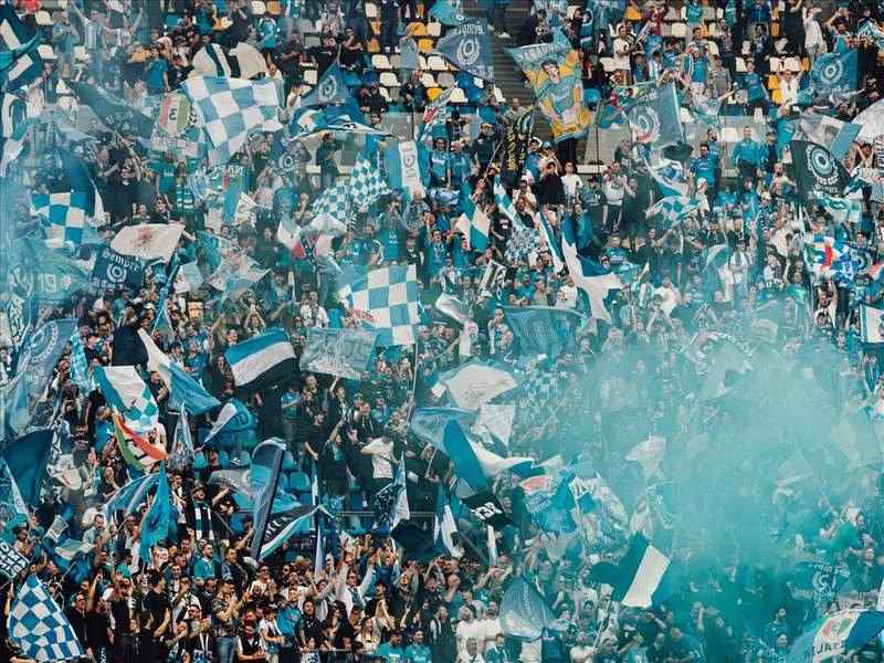 Người hâm mộ của câu lạc bộ Napoli rất cuồng nhiệt Người hâm mộ của câu lạc bộ Napoli rất cuồng nhiệt