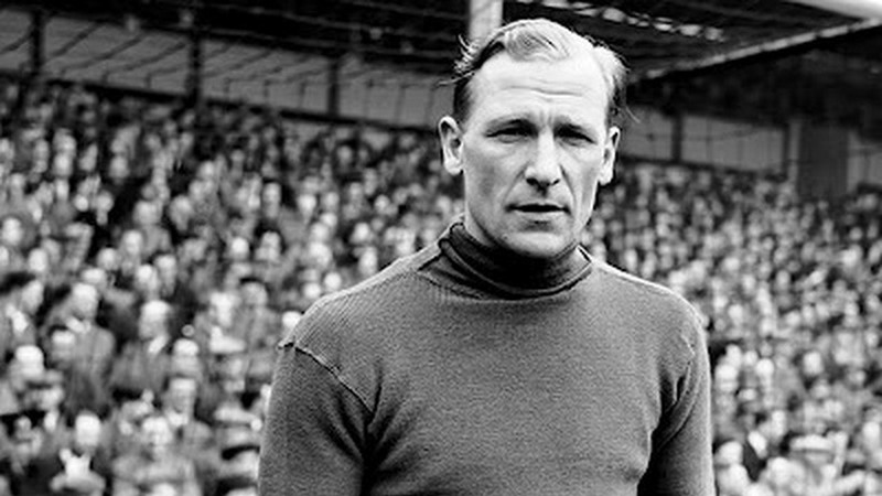 Bert Trautmann là thủ môn hàng đầu trong đội hình Man City Bert Trautmann là thủ môn hàng đầu trong đội hình Man City