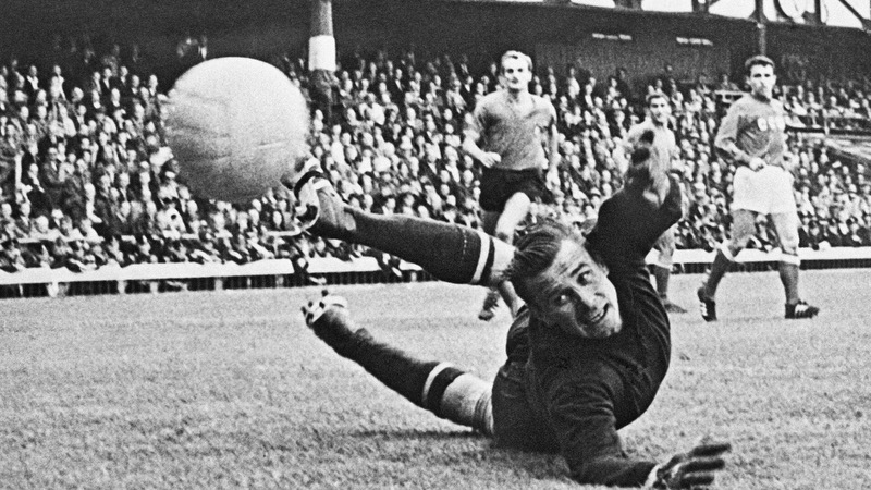 Thủ môn Lev Yashin là một cái tên vĩ đại của bóng đá Liên Xô Thủ môn Lev Yashin là một cái tên vĩ đại của bóng đá Liên Xô