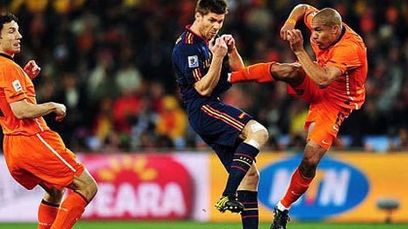 Cầu thủ Nigel de Jong luôn mang đến những hành động đáng sợ Cầu thủ Nigel de Jong luôn mang đến những hành động đáng sợ