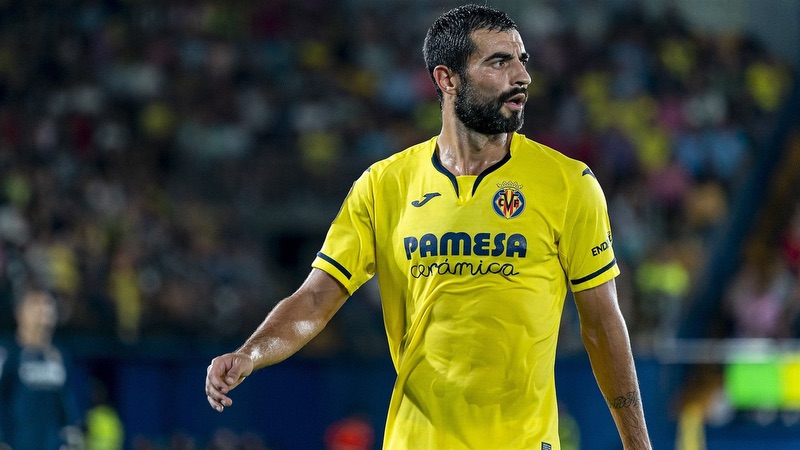 Cầu thủ Raul Albiol - Cây trường sinh từng coi thường bóng đá Việt Nam